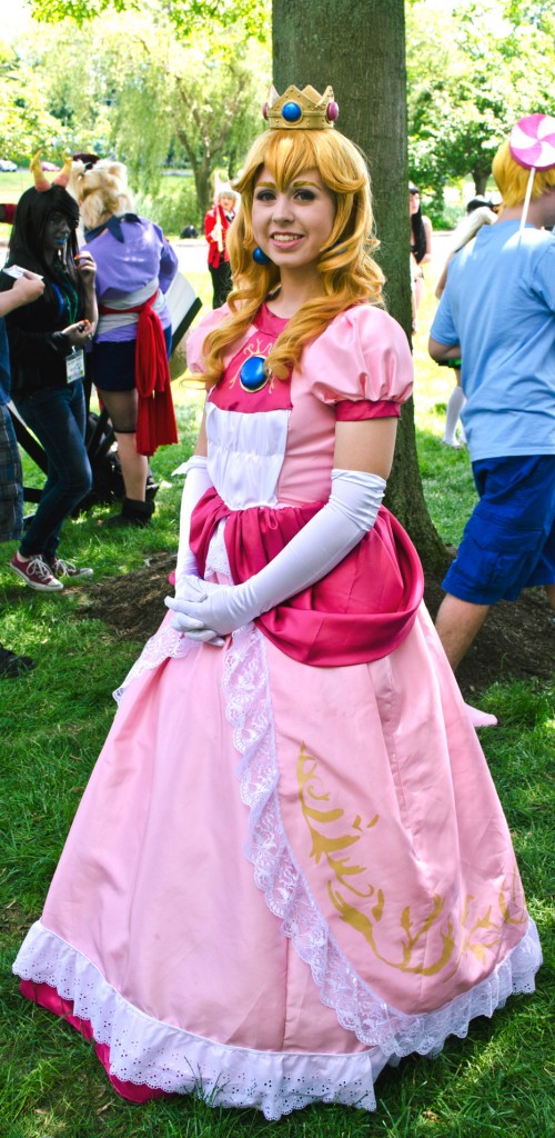 AnimeNEXT 2014 Princess Peach Cosplay